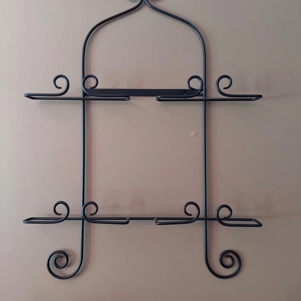 Price Drop!! ⬇️ Wrought iron display and four decorative plates by Oriental